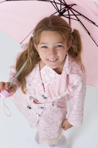 Chica en impermeable de pie con paraguas —  Fotos de Stock