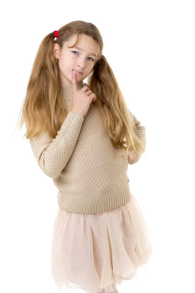 Chica preadolescente pensativa. Posando sobre fondo blanco. —  Fotos de Stock