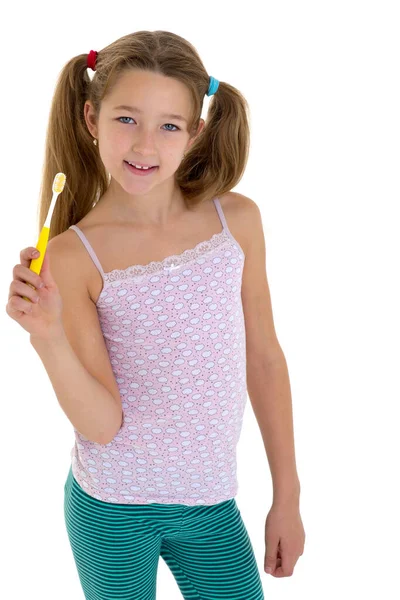 Sorrindo menina de pé com escova de dentes — Fotografia de Stock