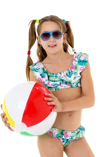 Hezká dívka v plavkách drží míč — Stock fotografie
