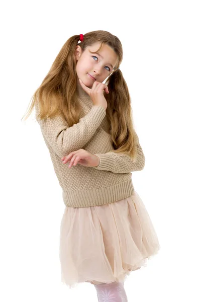 Menina pré-adolescente cuidadosa. Posando contra fundo branco. — Fotografia de Stock