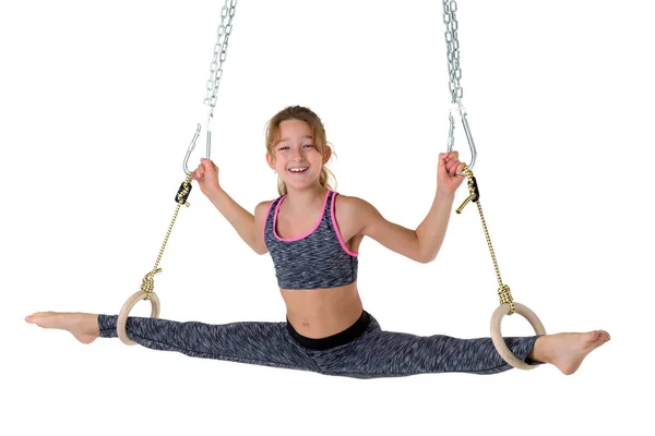 Menina executando cordel em anéis de ginástica — Fotografia de Stock