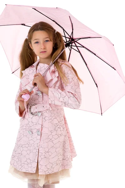 Menina adolescente bonita sob guarda-chuva rosa — Fotografia de Stock
