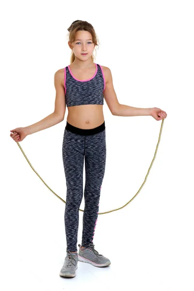Chica realizando ejercicio con saltar la cuerda. — Foto de Stock
