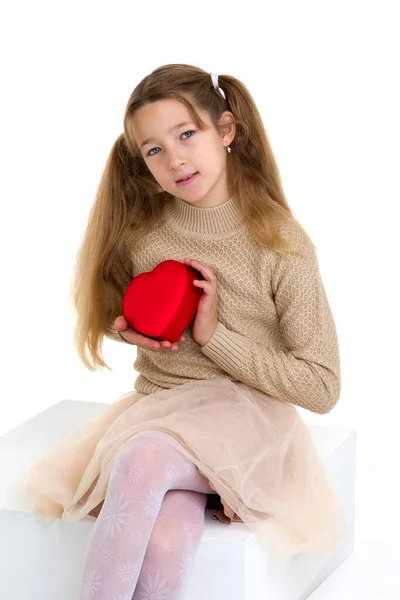 Piękna dziewczyna trzyma czerwone serce — Zdjęcie stockowe