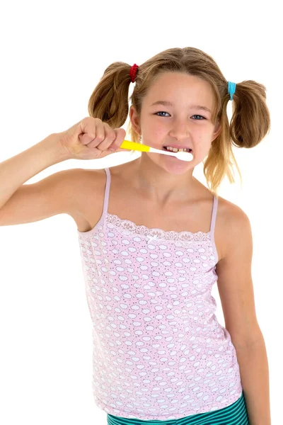 Glimlachend meisje staand met tandenborstel — Stockfoto