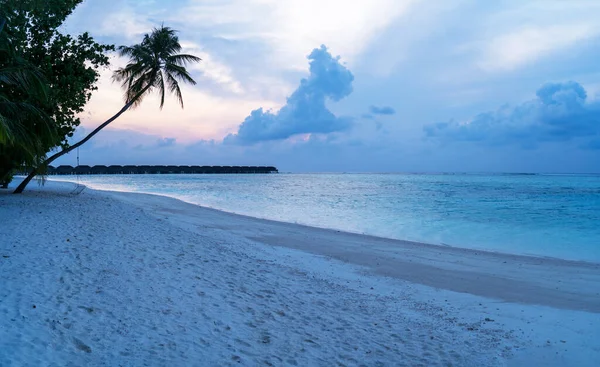 Zwembad op tropisch eiland Malediven - natuur reizen achtergrond — Stockfoto