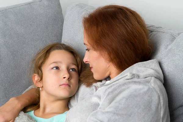 Máma a dcera se na sebe dívají — Stock fotografie