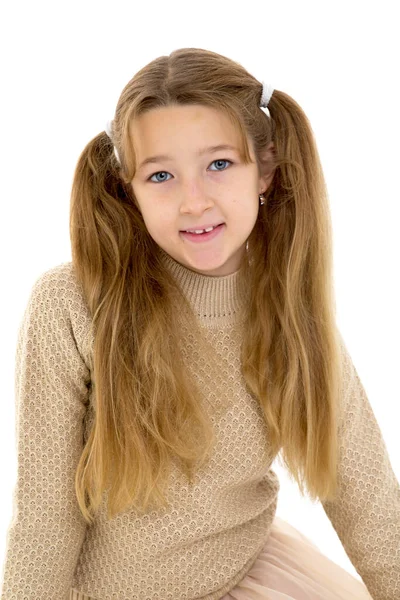Πορτρέτο ενός μικρού κοριτσιού γκρο πλαν. Απομονωμένο σε λευκό φόντο. — Φωτογραφία Αρχείου