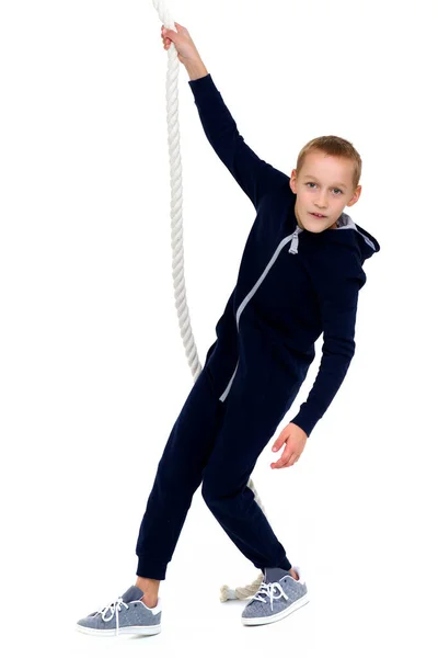 Ativo sorrindo menino pendurado na corda de balanço — Fotografia de Stock