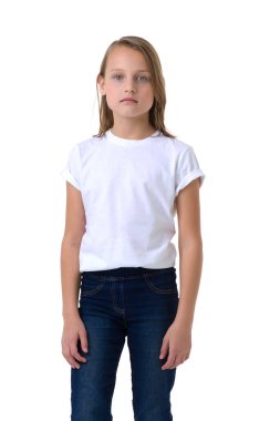 Stüdyoda beyaz arka planda beyaz tişörtlü sarışın. Yakın plan.