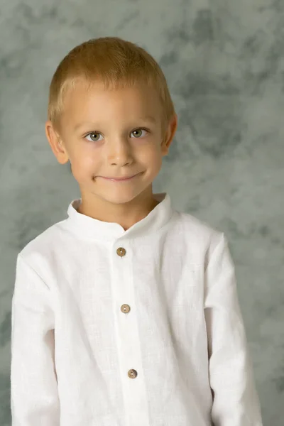 Het jongetje lacht. Portret. Close-up.. — Stockfoto