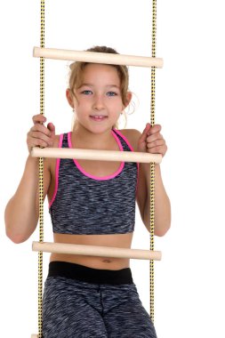 İp merdiven üzerinde jimnastik yapan kız.