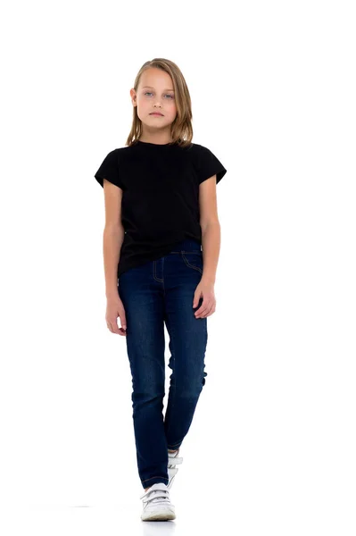 Söt blond tjej i svart t-shirt — Stockfoto