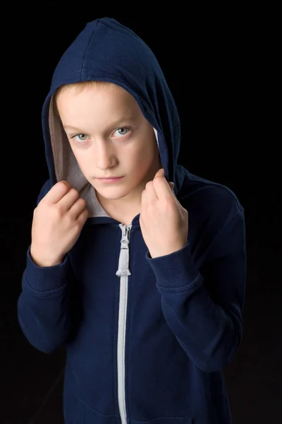 Mavi kapüşonlu havalı çocuğun portresi — Stok fotoğraf