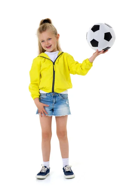 かわいいです女の子遊びますとともにサッカーボール — ストック写真
