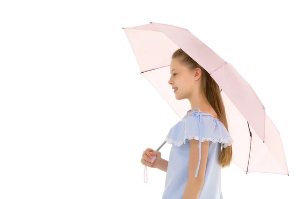 Schöne Teen Girl Stehen mit geöffnetem Regenschirm — Stockfoto