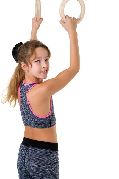 Genç kız jimnastik yüzükleri üzerinde egzersiz yapıyor. — Stok fotoğraf