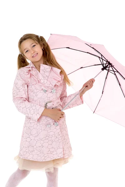 Menina de capa de chuva de pé com guarda-chuva — Fotografia de Stock