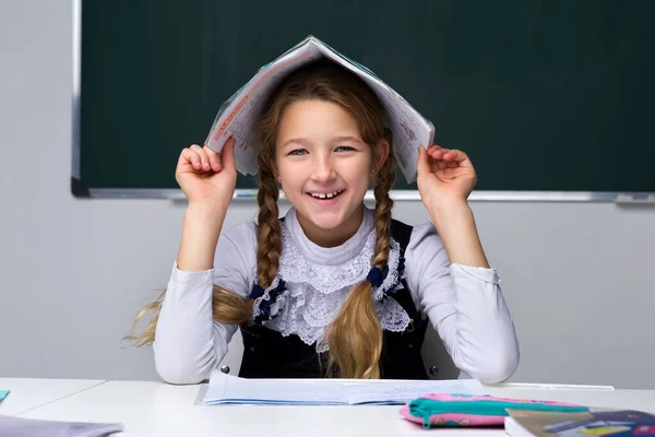 Porträtt av söt skolflicka.Tillbaka till skolan, utbildningskoncept. — Stockfoto