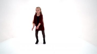 Sevimli mutlu sarışın kız. Beyaz arkaplanda