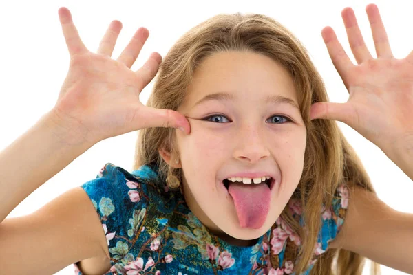 Ragazza mostrando lingua e gesticolando — Foto Stock