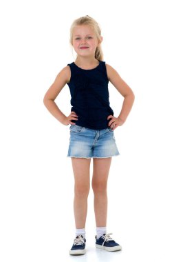 Elleri belinde duran tatlı kız.