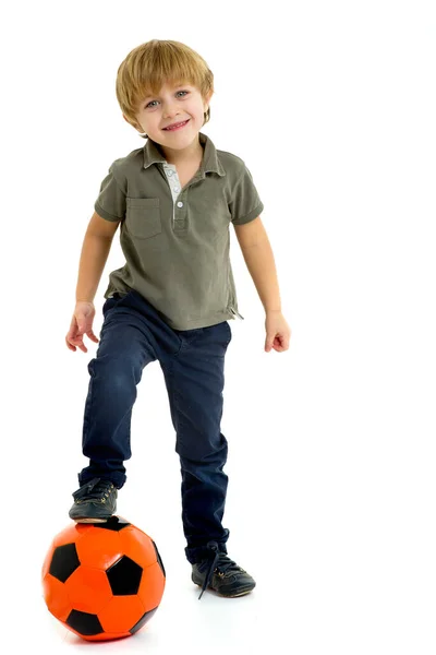 Lindo niño jugando con la pelota — Foto de Stock