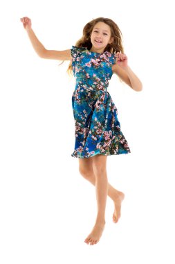 Küçük kız zıplıyor. İyi bir ruh hali konsepti, yaz tatili..