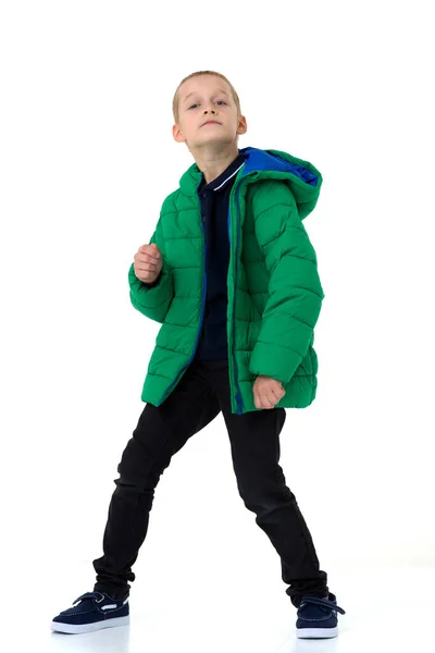 穿着解开纽扣的绿色冬季夹克的笑脸男孩 — 图库照片
