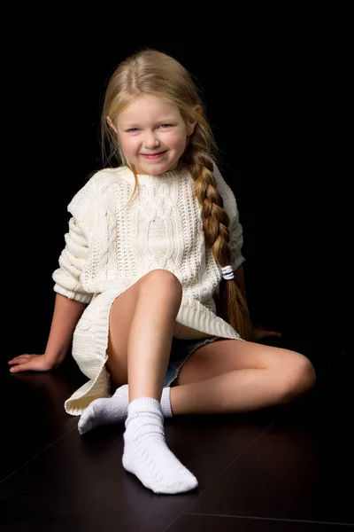 Retrato de menina bonita sentada no chão — Fotografia de Stock