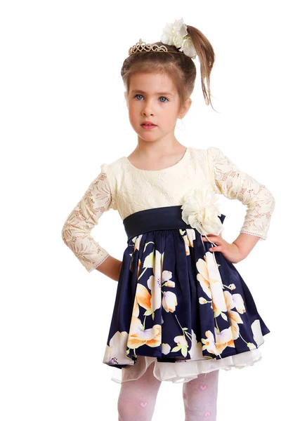 Charmant meisje houden de zoom van haar jurk — Stockfoto