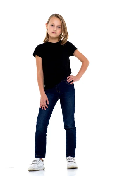Портрет девочки-подростка в повседневной одежде — стоковое фото