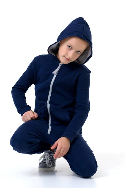Porträtt av pojke i blå huvtröja med allvarligt ansikte — Stockfoto
