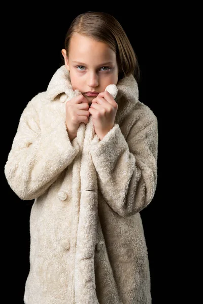 Retrato de niña en abrigo de piel sintética beige — Foto de Stock