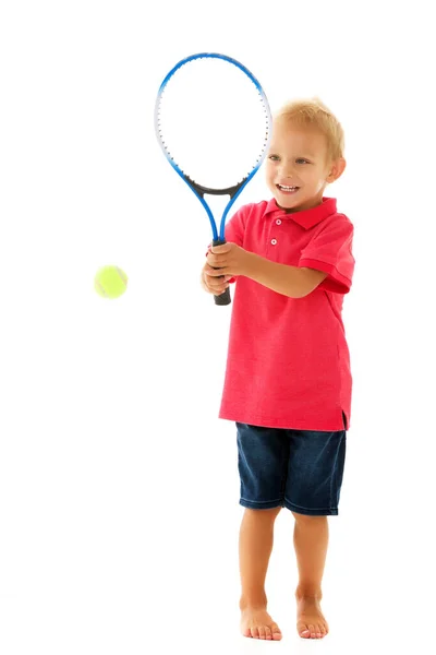 Un niño lindo sosteniendo una raqueta de tenis en sus manos. —  Fotos de Stock