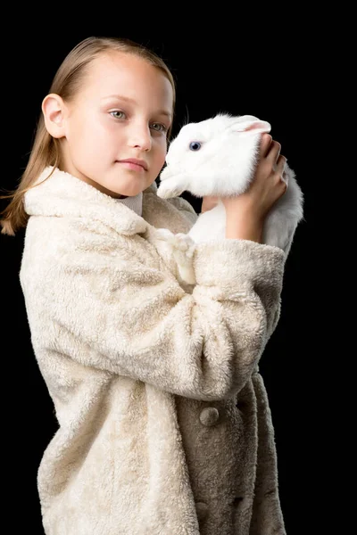 Ziemlich stylisches Mädchen mit weißem Kaninchen — Stockfoto