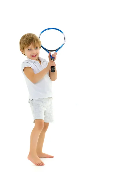 Tenis oynayan sevimli küçük çocuk.. — Stok fotoğraf