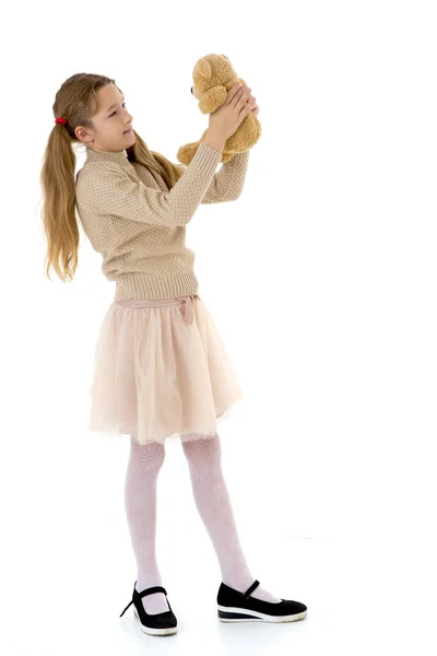 Peuter meisje spelen met teddy beer — Stockfoto