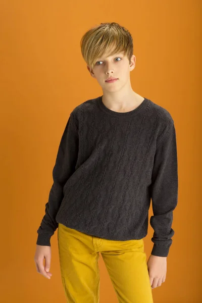 Stilvolle blonde hübsche Teenager-Junge — Stockfoto