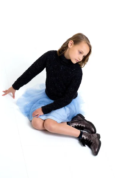 Bella bionda seduta sul pavimento in studio — Foto Stock
