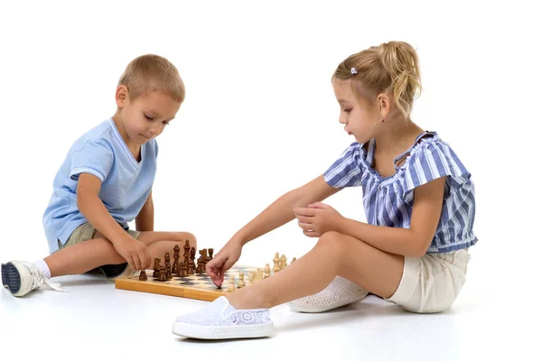 Boy and girl playing chess board game — Stock Photo, Image
