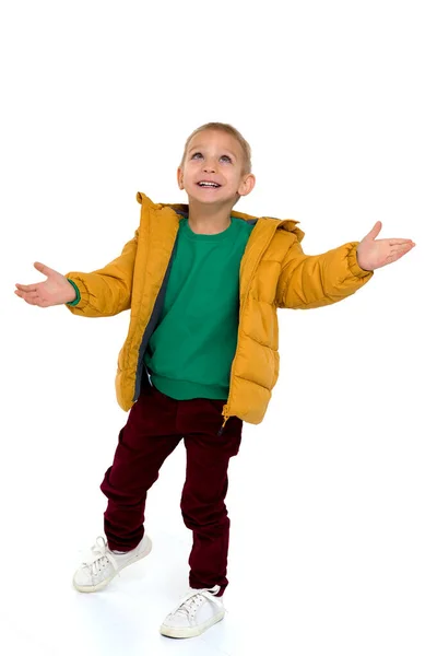 Aranyos fiú télikabátban szórakozás — Stock Fotó
