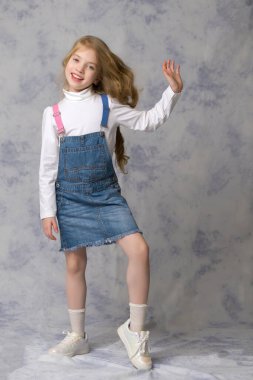 Güzel küçük bir kız saçlarını başını düzeltiyor..