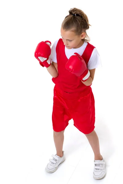 Preadolescente chica de boxeo con guantes rojos — Foto de Stock