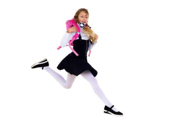 Sırt çantasıyla koşan mutlu okul kızı