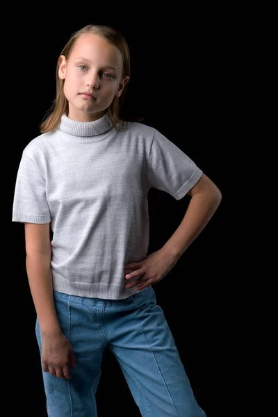 Retrato de menina pré-adolescente loira bonita — Fotografia de Stock