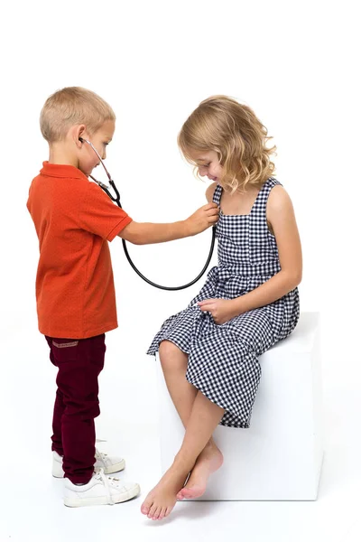 Leuke kinderen spelen dokter en patiënt — Stockfoto