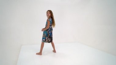 Güzel Kız Ellerini Ayır ve Omuzlarını Omuzlarını Omuz Omuzla