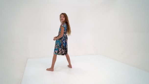 Gadis Cantik Sebarkan Tangan dan Bahu Mengangkat — Stok Video
